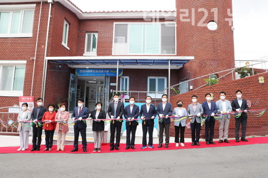 아동보호전문기관 개소 후 컷팅식을 하고 있는 모습.[제공=창원시]