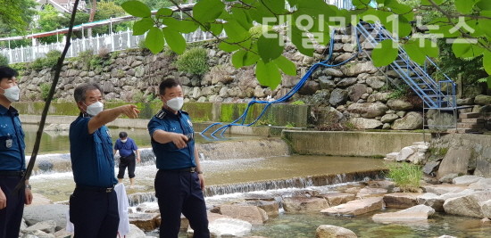 피서지 취약지점을 점검 하고 있는 모습.[제공=양산경찰서]