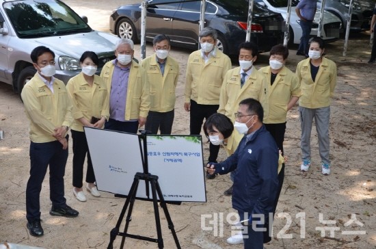 산복도로 개설현장을 방문하여 장마 및 태풍에 대비한 안전 대책을 확인하고 있는 모습.[제공=연제구의회]