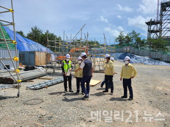 거제시 환경사업소가 폭염 대비 건설현장 안전점검을 실시하고 있는 모습.[제공=거제시]