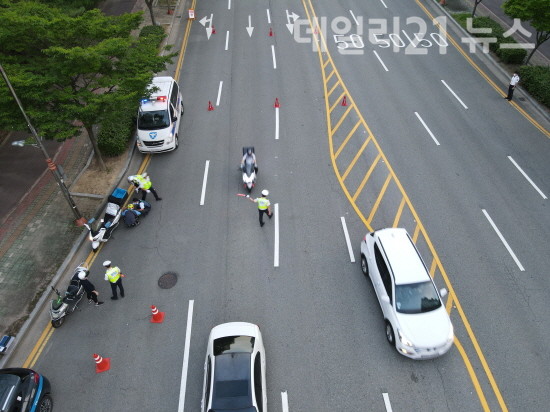 이륜차 신호위반, 인도주행, 불법 구조변경 등을 단속하고 있는 모습.[제공=양산경찰서]