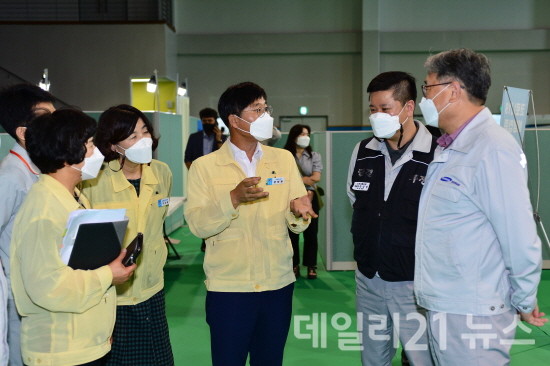 변관용 거제시장이 '자체 코로나 19 백신접종'을 실시한 삼성중공업 현장방문을 방문한 모습.[제공=거제시]