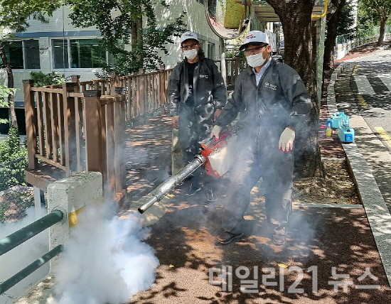 부산스포츠문화원(대표 이민호)는 지난 29일 지역사회 소통의 장을 마련하고자 부산 북구소재 소외계층 및 장애인 밀집 아파트 8동에 방역 및 환경미화 활동을 실시했다.[사진=일요부산DB]