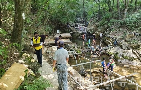 계곡과 하천 내 불법행위 철거현장 사진.[제공=김해시]