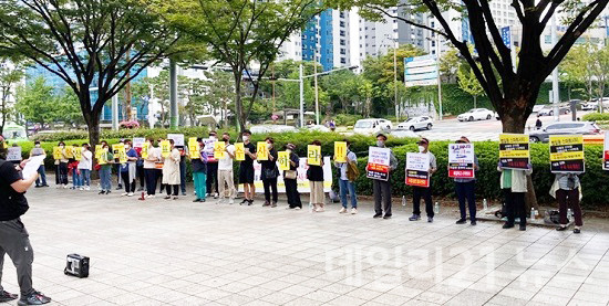 110억원 대 피해자 270명 가운데 SNS(카카오톡)로 결성된 '범일동 스마트시티 사기분양 피해자 비대위'(대표 박 00) 49명이 부산경찰청 정문 앞에서 피켓을 들고 수현산업개발 대표 '구속수사' 단체 시위를 벌이고 있다.