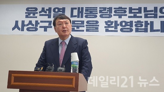 국민의힘 대선 경선후보인 윤석열 전총장이 부산 사상구당협 사무실에서 지지자들을 향해 대장동 개발 의혹과 관련해 민주당을 맹공했다.(사진=박정우 기자)