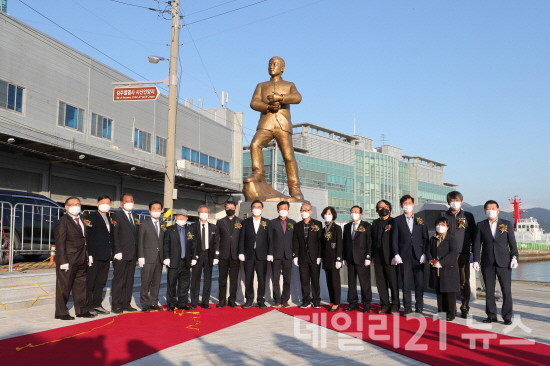 김주열 열사 동사 제막식 이후 기념 촬영을 하는 모습.[제공=창원시]