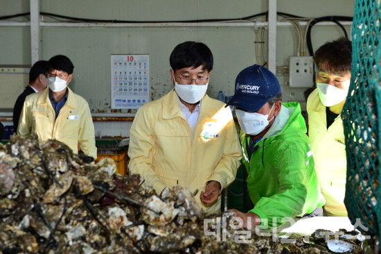 굴 양식장을 방문한 변관용 거제시장의 모습.[제공=거제시]