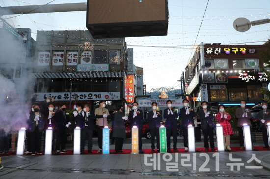 2021 빛의거리 점등식 이후 기념 촬영을 하는 모습.[제공=창원시]