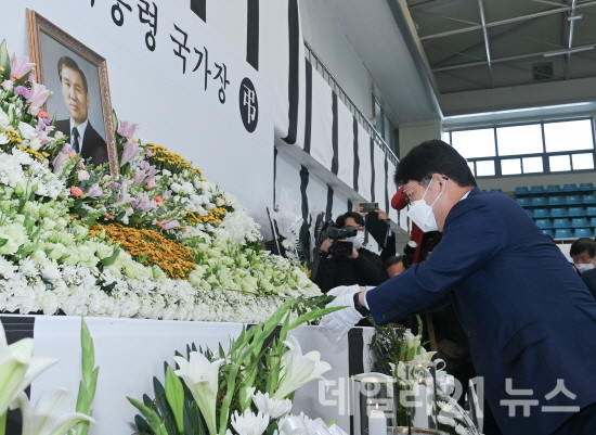 권영진 대구시장이 故노태우 前대통령의 분향소 조문 모습.[제공=대구시]