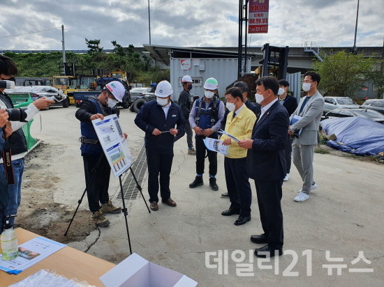 허성곤 김해시장이 안동지구 도시침수 예방사업장을 방문한 모습.[제공=김해시]