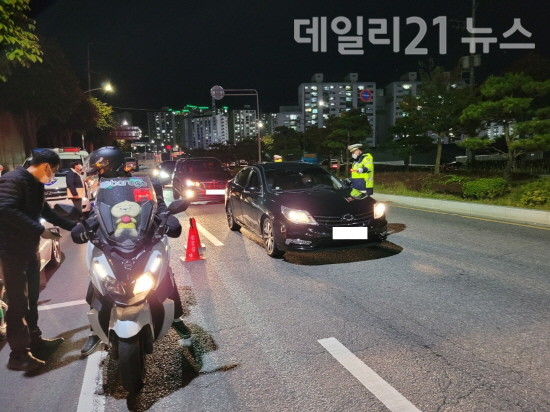 이륜차 법규위반에 대응하여 유관기관 협업 하 일제 단속을 실시하고 있는 모습. (제공=양산경찰서)