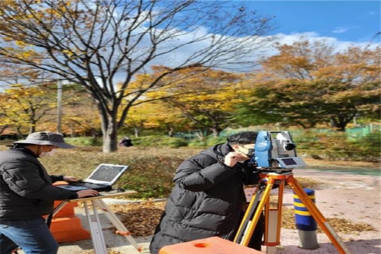  ▲ 9일 금정구 스포원파크에서 2021년 부산광역시 지적측량 경진대회에서 참가자들이 지적측량을 하고 있다.[사진=부산시]