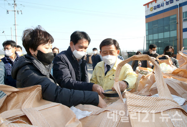 ▲ 허성곤 김해시장의 공공비축미곡 매입현장 방문 모습.[제공=김해시]