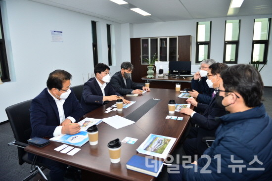 오성연료전지(주)를 방문해 협의하는 모습.[제공=거제시]