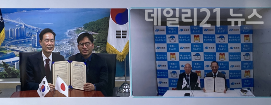 부산시는 일본 나가사키현과 2021년도 우호교류항목 협의서에 대한 갱신 협약을 체결했다. (제공=부산시)