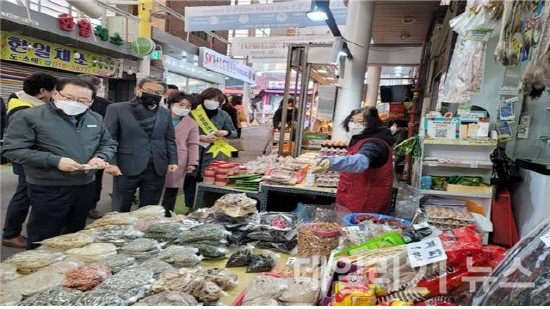 서민물가 안정을 위해 점검하는 모습.[제공=김해시]