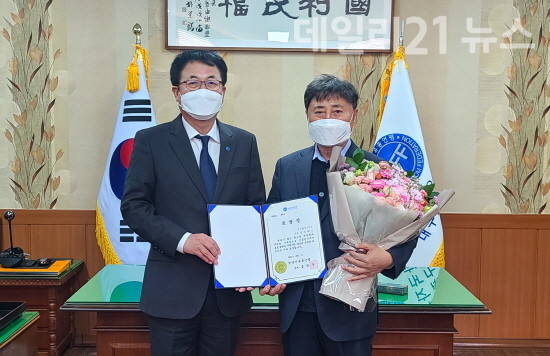 대구시 강성환 의원(오른쪽)이 한국자유총연맹 대구광역시지부에서 주관하는 ‘통일민주시민 교육지원 유공’으로 총재표창 수상 후 기념 촬영을 하고 있는 모습. [제공=대구시의회]