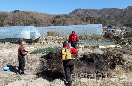 산 연접지 영농부산물 소각행위를 단속하는 모습.[제공=김해시]