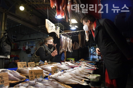 박형준 부산시장이 충무동 새벽·해안시장을 찾아 전통시장 상인들과 새해 인사를 나누고 있는 모습. [제공=부산시]