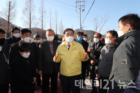 도로확장개통 현장을 점검하는 허성무 시장의 모습.[제공=창원시]