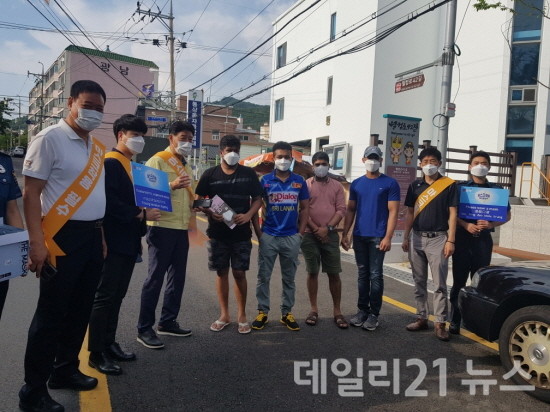 외국인주민 대상 백신접종 홍보 모습.[제공=김해시]