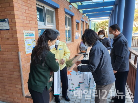 백신접종을 권고하는 모습.[제공=창원시]