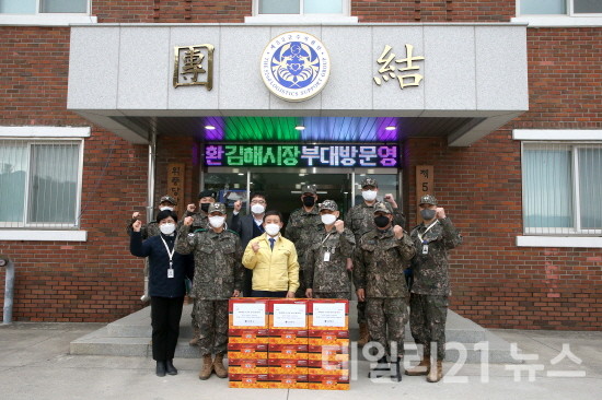 관내 군부대 방문 이후 기념 촬영을 하는 모습.[제공=김해시]