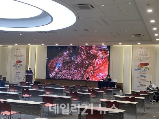 ▲ 국제간췌장외과학 심포지엄 LED 화면 송출 장면. [사진=부산시]