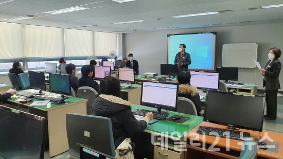 진해구 전산교육장 회계 프로그램 교육 모습.[제공=창원시]