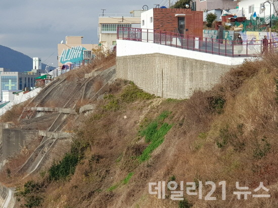 흰여울마을 급경사지 전경.[제공=영도구]