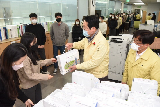 부산 남구청 전 직원에게 자가진단키트를 배부하고 있는 모습.[제공=남구청]