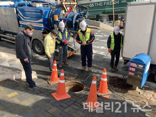 하수관로 내 준설 및 나무뿌리 제거 모습.[제공=창원시]