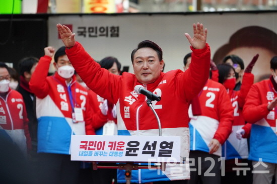 국민의힘 윤석열 대통령 후보가 부산 쥬디스태화 광장에서 지지유세를 하고 있는 모습.[사진=일요부산DB]