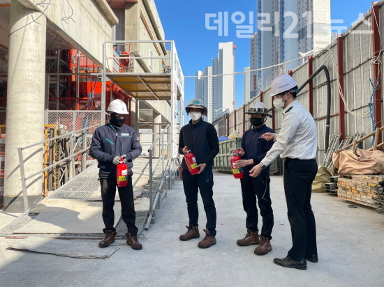 아파트 공사현장에서 외국인 노동자를 대상으로 맞춤형 화재예방 컨설팅을 진행 하고 있는 모습.[사진=부산진소방서]