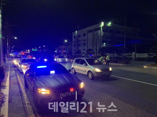 양산경찰서와 경남경찰청 암행순찰팀이 합동으로 음주운전 단속을 실시 하고 있는 모습.[사진=양산경찰서]