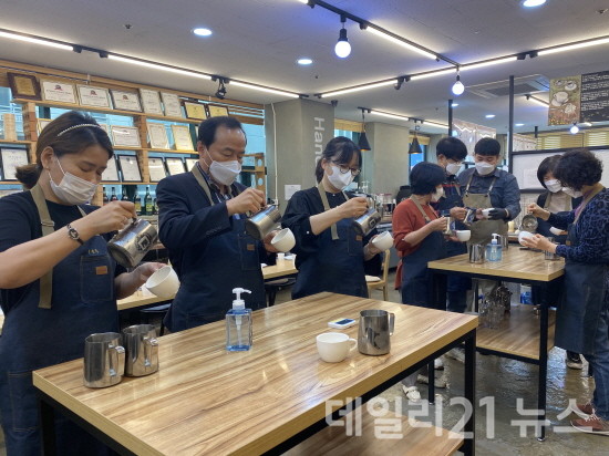 삼방마을관리사회적협동조합 카페 실습 모습. [제공=김해시]