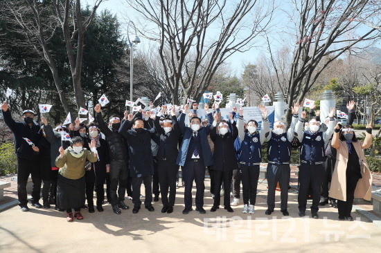 1919. 추산정의 봄 기념식 이후 기념 촬영을 하는 모습.[제공=창원시]