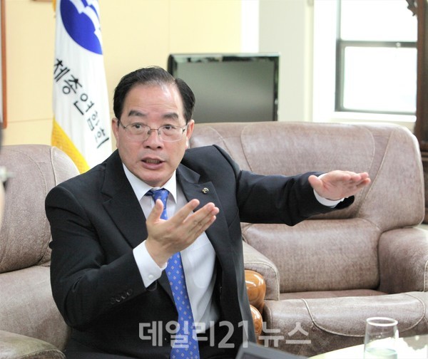 하윤수 교총회장이 윤석열 대통령 당선인에게 "국민에게 희망을 주는 교육을 실현할 '교육대통령'이 되어주길 바란다면서, 교총의 15대 대선 공약과제를 적극 반영해 주길 바란다"고 밝혔다.[사진=일요부산DB]