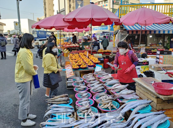 ▴부산시가 수산물 원산지 표시 단속을 하고 있다./사진=부산시