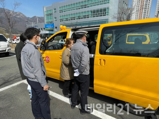 어린이 통학버스 점검 모습.[제공=양산경찰서]