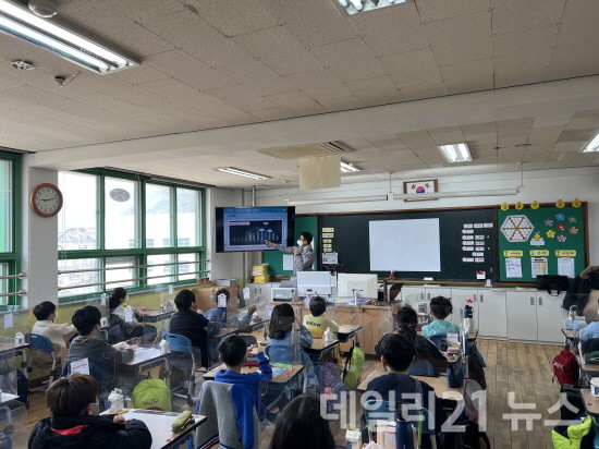 양주초등학교에서 교통안전 교육을 실시하는 모습.[제공=양산시]