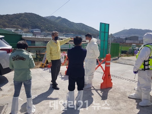 김해시 한림면 산란계 농장에서 H5형 조류인플루엔자(AI) 의심축이 발생해 김석기 부시장이 살처분 현장을 점검하고 있다./사진=김해시