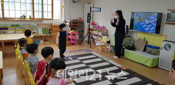 '어린이 교통안전 교실’ 프로그램을 교육하고 있는 모습./사진=영도구