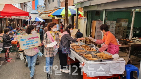 김해시는가 가격․원산지표시 단속과 물가안정 캠페인을 실시하고 있다./사진=김해시