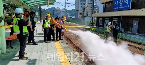 테러대응종합훈련을 하고 있는 모습./사진=코레일