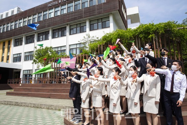 와이즈유 영산대학교 항공관광학과 신입생들이 지난 11일 오후 2시 해운대캠퍼스 잔디운동장에서 소망비행기를 날리고 있다./사진=영산대