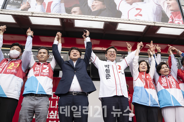 박형준 국민의힘 부산시장 후보는 사하구와 북구를 돌며 집중유세를 이어갔다./사진=박형준 캠프