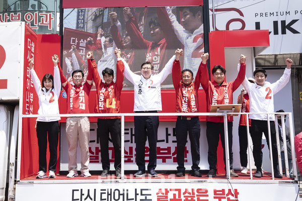 박형준 국민의힘 부산시장 후보가 영도구 동삼동 농협 앞에서 김기재 구청장 후보와 함께 영도구 집중유세를 갖고 지지를 호소했다./사진=박형준캠프