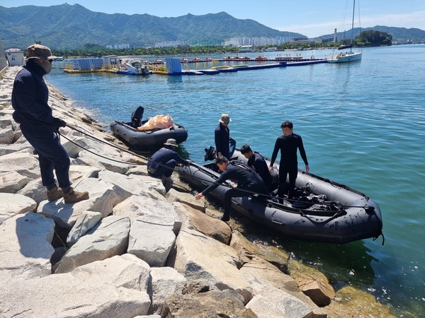 제27회 바다의 날을 맞아 민·관·군 합동으로 대죽도 및 진해루 일원 해양정화 활동을 실시하고 있는 모습./사진=창원시